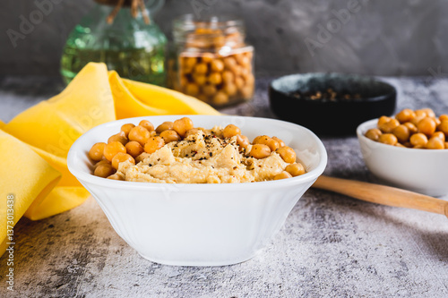 Obraz na płótnie Homemade hummus with chickpeas in a bowl on the table w salonie