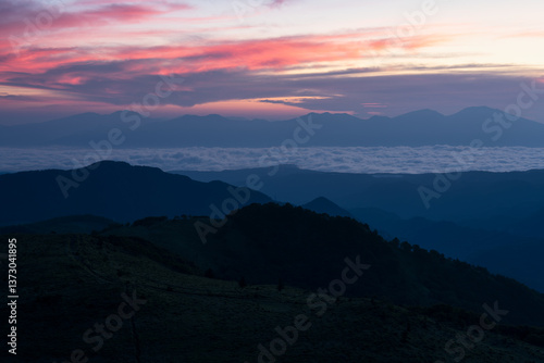 Wallpaper Mural 長野県諏訪市　夜明けの車山高原 Torontodigital.ca