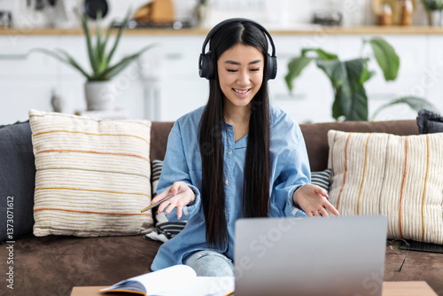 Obraz na płótnie Asian woman working or studying online home w salonie