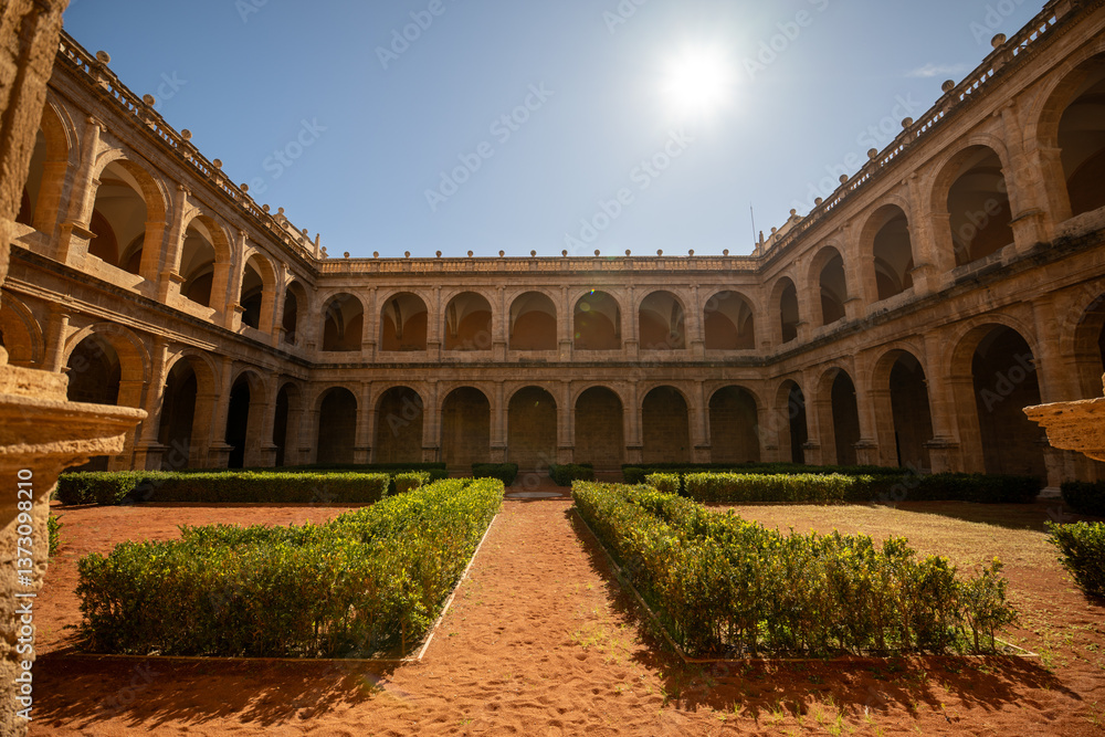 Obraz premium Iconic Historic Building Courtyard with Arched Architecture in Valencia Under Bright Sunlight and Clear Blue Sky