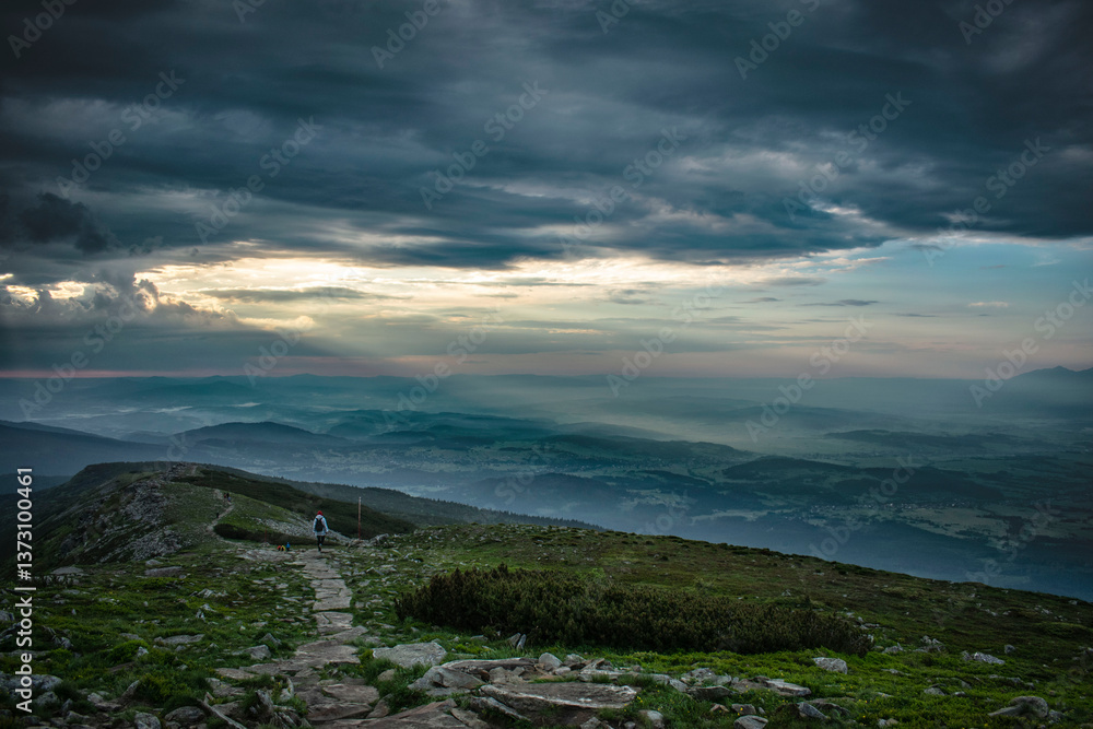 Fototapeta premium cloudy sunrise on Babia Góra with a view of the surrounding valleys