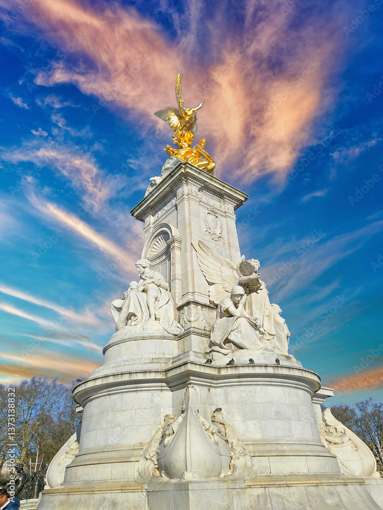 Obraz premium The Queen Victoria Memorial at Buckingham Palace in Westminster in Central London England UK