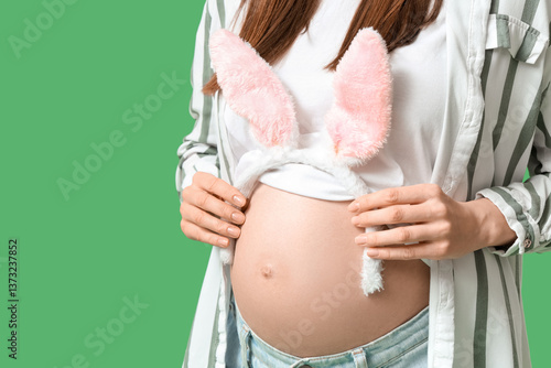 Young pregnant woman with b...
