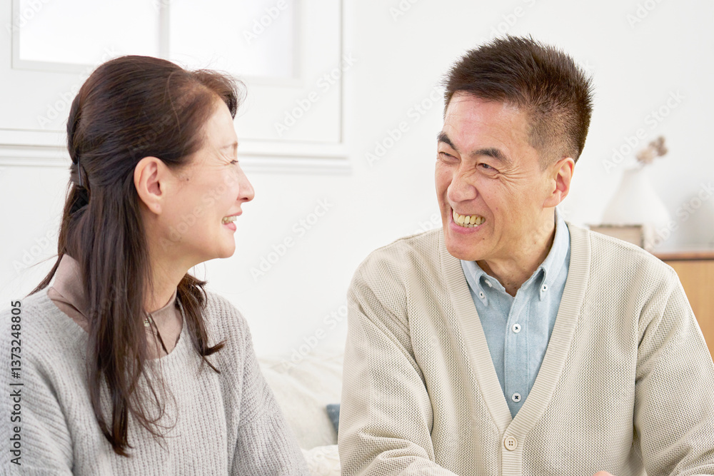 会話するシニアの夫婦 リビング 会話するシニアの夫婦 リビング