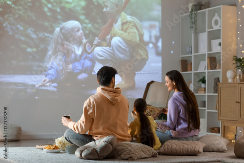 Foto Family watching movie together at home