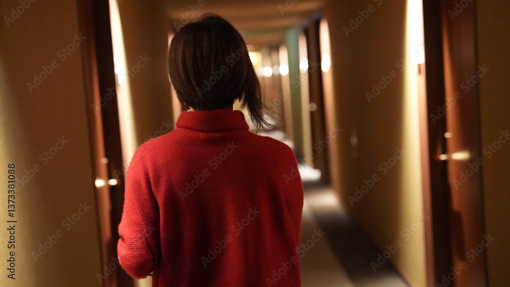 通路を歩く女性 通路を歩く女性