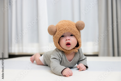 Obraz na płótnie Adorable baby wearing cute bear hat crawling w salonie