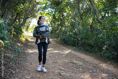 Obraz na płótnie Woman exploring nature with her baby w salonie
