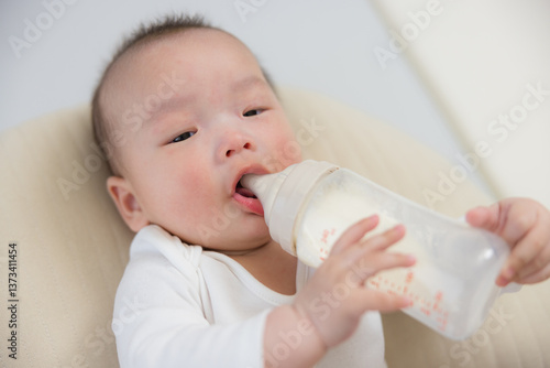 Obraz na płótnie Adorable baby drinking milk from bottle w salonie