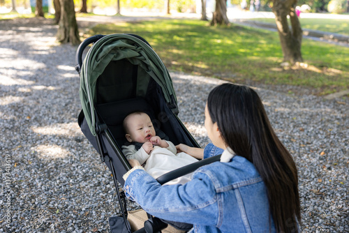 Obraz na płótnie Mother and baby stroller in green park w salonie