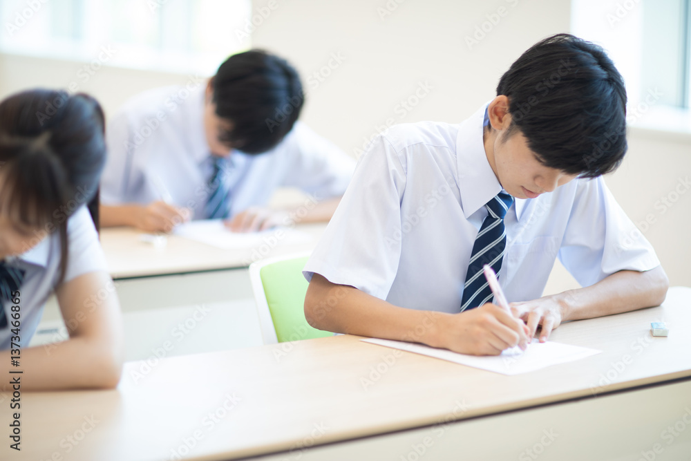 授業を受ける高校生たち 授業を受ける高校生たち