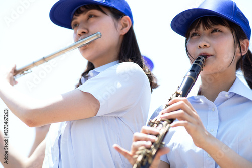 楽器を持って応援する高校生