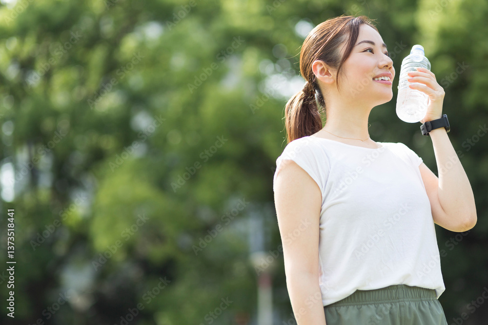 水を持った女性 水を持った女性