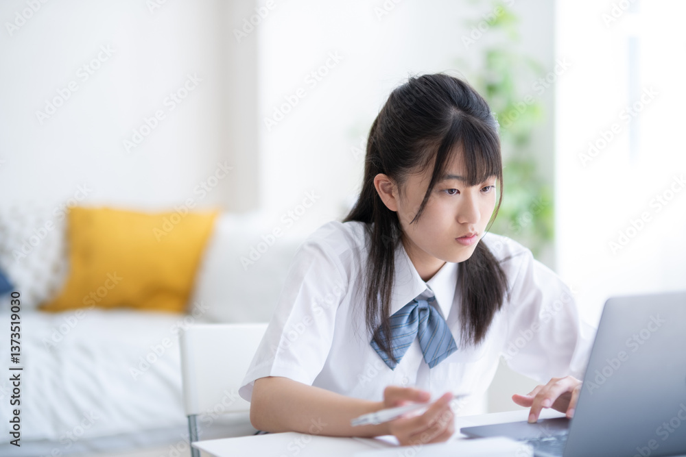 自宅で勉強する学生 自宅で勉強する学生