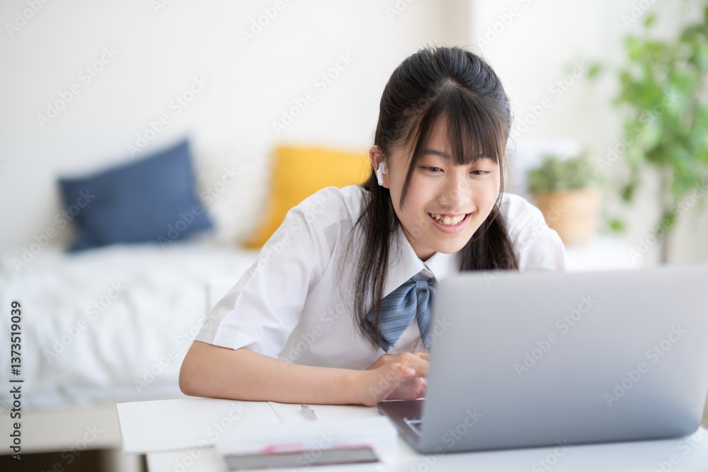 自宅で勉強する学生 自宅で勉強する学生