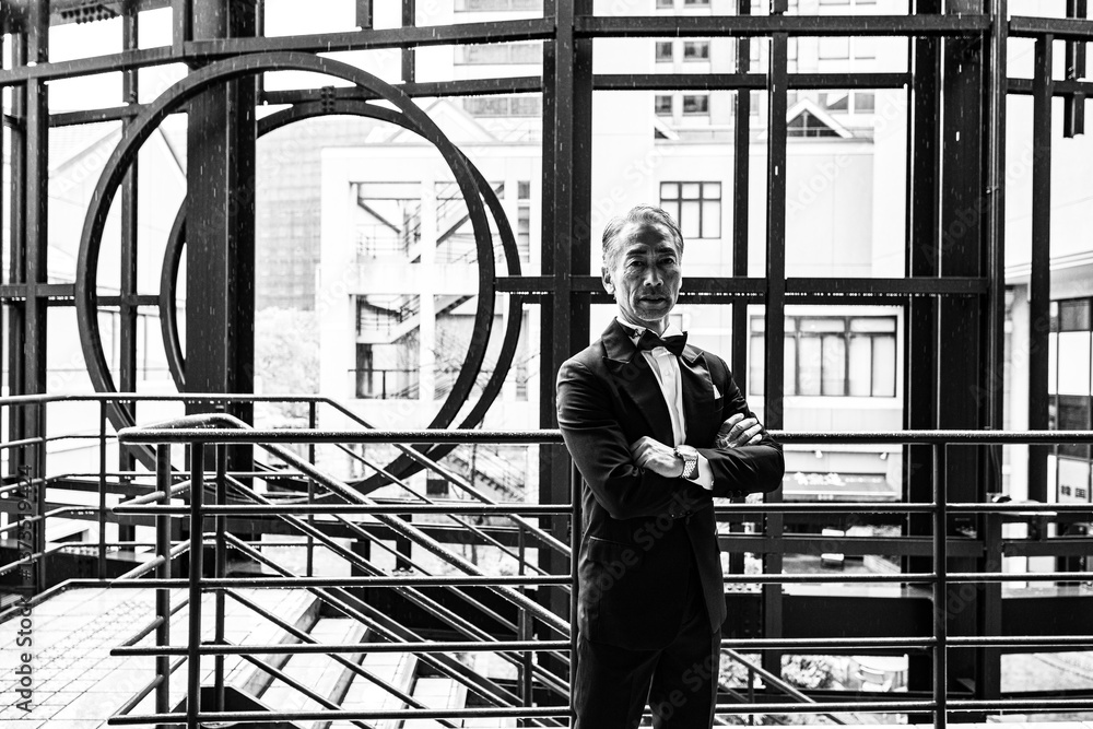 ビジネス街を歩く、シニア男性のポートレート