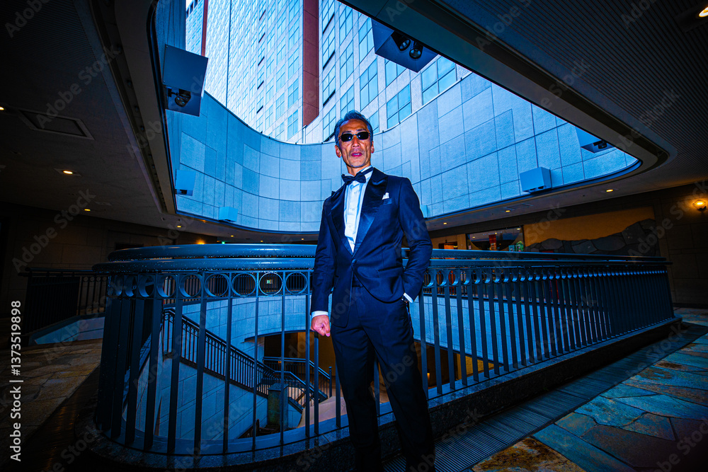 ビジネス街を歩く、シニア男性のポートレート