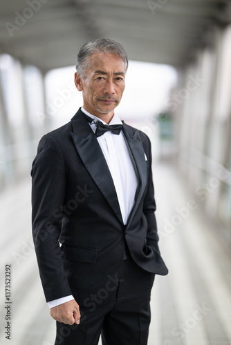 Obraz na płótnie ビジネス街を歩く、シニア男性のポートレート w salonie