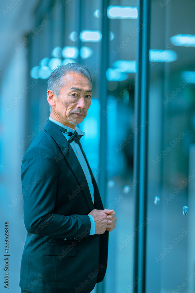 ビジネス街を歩く、シニア男性のポートレート