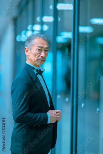Obraz na płótnie ビジネス街を歩く、シニア男性のポートレート w salonie