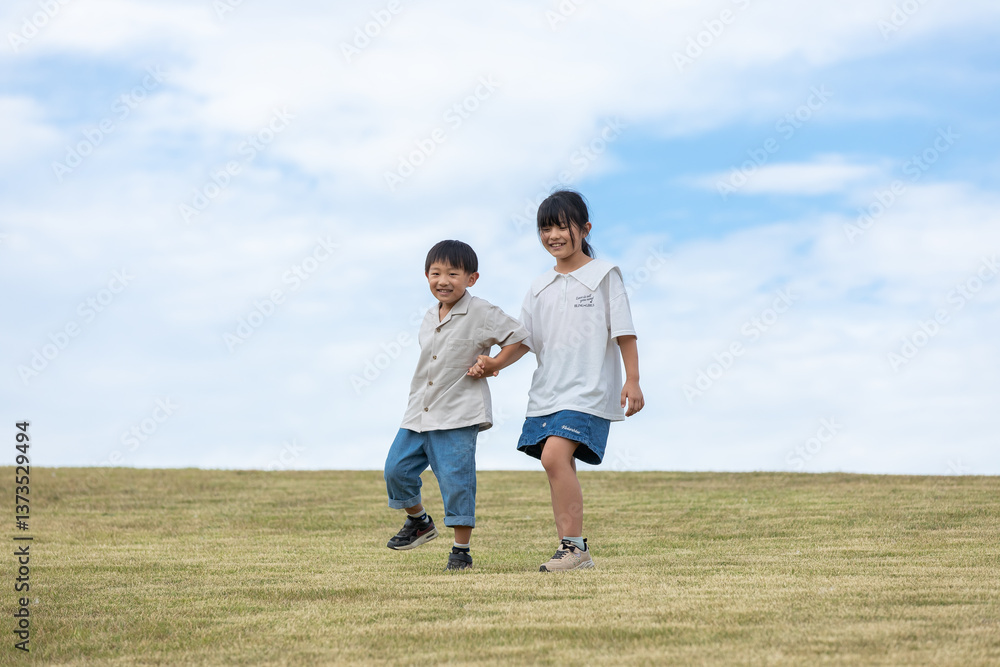 手を繋いで仲良く歩く子供 手を繋いで仲良く歩く子供