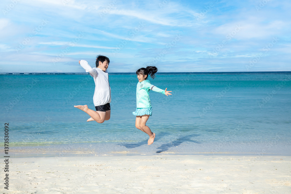 海外の綺麗な海で遊ぶ子供 海外の綺麗な海で遊ぶ子供