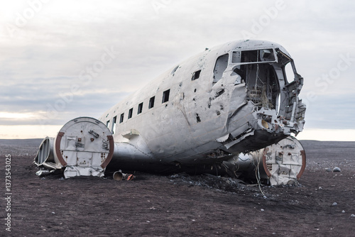 Fotografie Douglas DC 3 plane wreckage rests on Solheimasandur Beach in Iceland