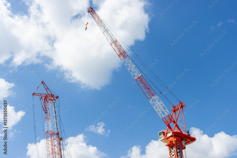 クライミングクレーンと青空。建設現場のイメージ