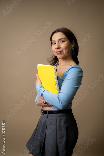 Mujer estudiante con cuaderno 