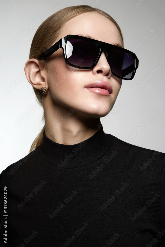 fashion portrait of Beautiful young woman in sunglasses