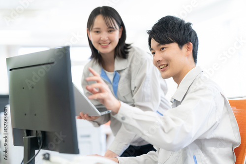 Cuadro en lienzo オフィスで働く若い男女のエンジニア