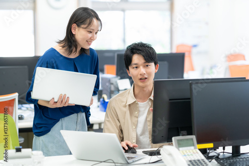 Bild auf Leinwand オフィスで働く若い男女のエンジニア