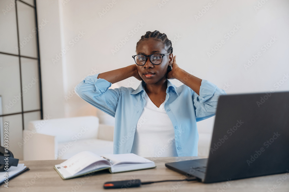 Obraz premium Information in the notepad, sitting. Woman is at home in domestic room
