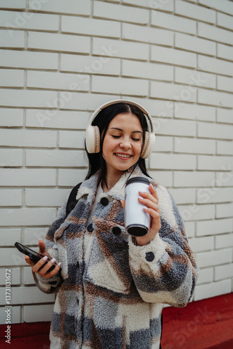 Obraz na plátně Portrait of a teenage girl smile and use cellphone to send text messages sms and