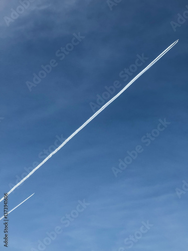 Obraz na płótnie Two Airplanes Leaving Contrails in Blue Sky w salonie