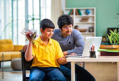 Fotografía Indian schoolboy and father exploring aeronautical engineering concepts together