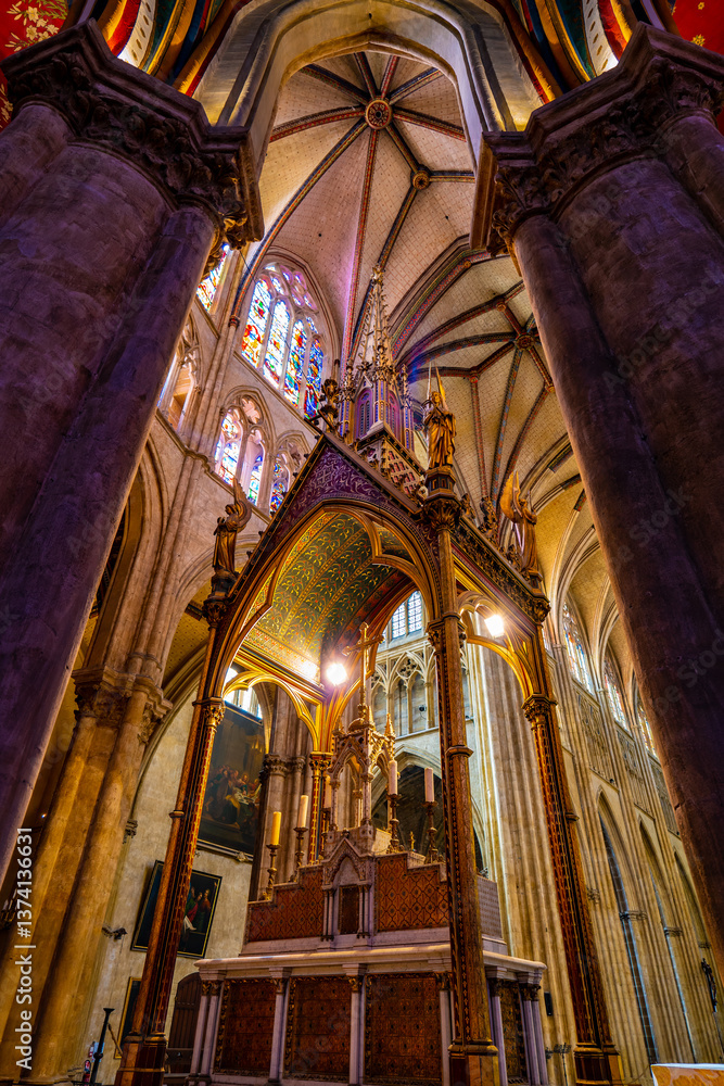 Fototapeta premium Bayonne, France: Altar in the Gothic Cathedral of Saint Mary