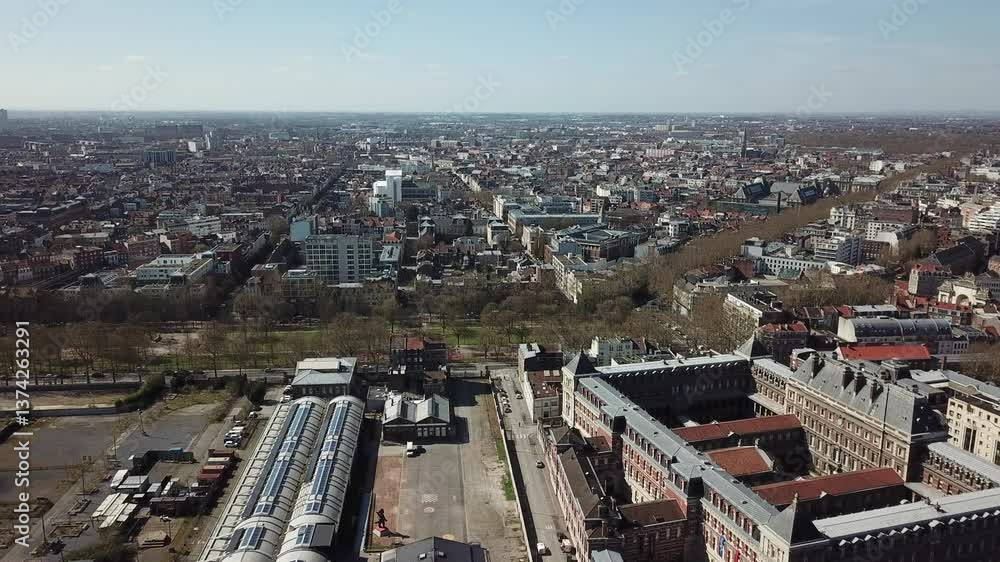 Vue de la gare Saint Sauveur et du parc Jean Baptiste Lebas à Lille Vue de la gare Saint Sauveur et du parc Jean Baptiste Lebas à Lille