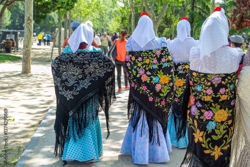 Tradition and elegance, chulapas at the Pradera de San Isidro in Madrid