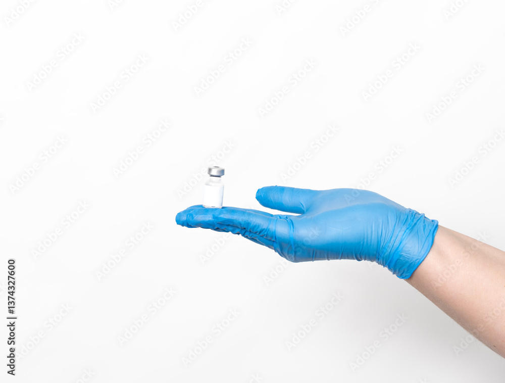 Ärztin hält eine Impfdose mit einem Impfstoff in der Hand