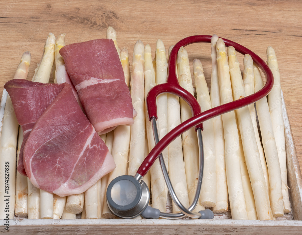 Gesunder Spargel mit Schinken und einem Stethoscope