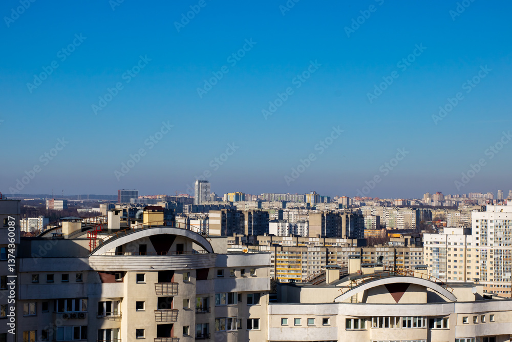 Naklejka premium A vibrant cityscape featuring numerous buildings under a clear blue sky