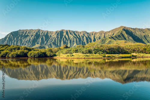 Quadro su tela Ko'olau volcanic mountain range reflecting in a calm surface of a lake during sunny day, Oahu island, Hawaii, USA