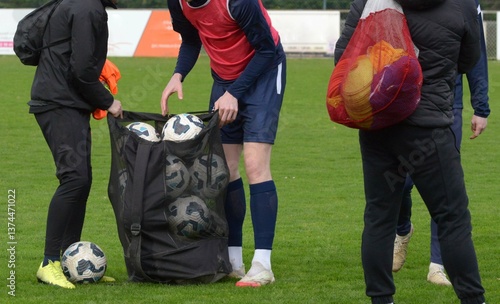 Obraz na płótnie encadrement et ramassage des ballons sur le terrain au football w salonie