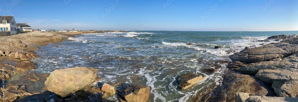 la promenade au long de la côte à Lesconil en Bretagne Cornouaille Finistère France