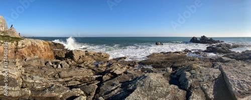 Obraz na płótnie la promenade au long de la côte à Lesconil en Bretagne Cornouaille Finistère France w salonie
