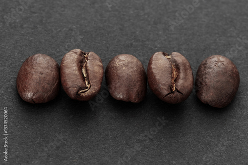 Obraz na płótnie Close-Up of Raw Coffee Beans on Dark Background w salonie