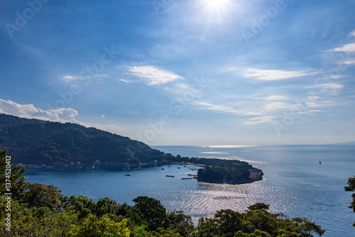 伊豆半島の出逢い岬から望む戸田港の美しい漁村と海景色