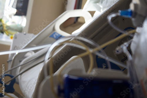 VISTA LATERAL DE CAMILLA DE HOSPITAL CON MANGUERAS CONECTADAS
