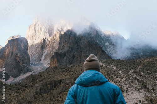Canvas Print Man looking at the mountains